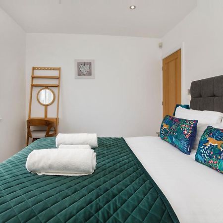 White House Apartments-Free Parking 1 Car Per Apartment York Extérieur photo