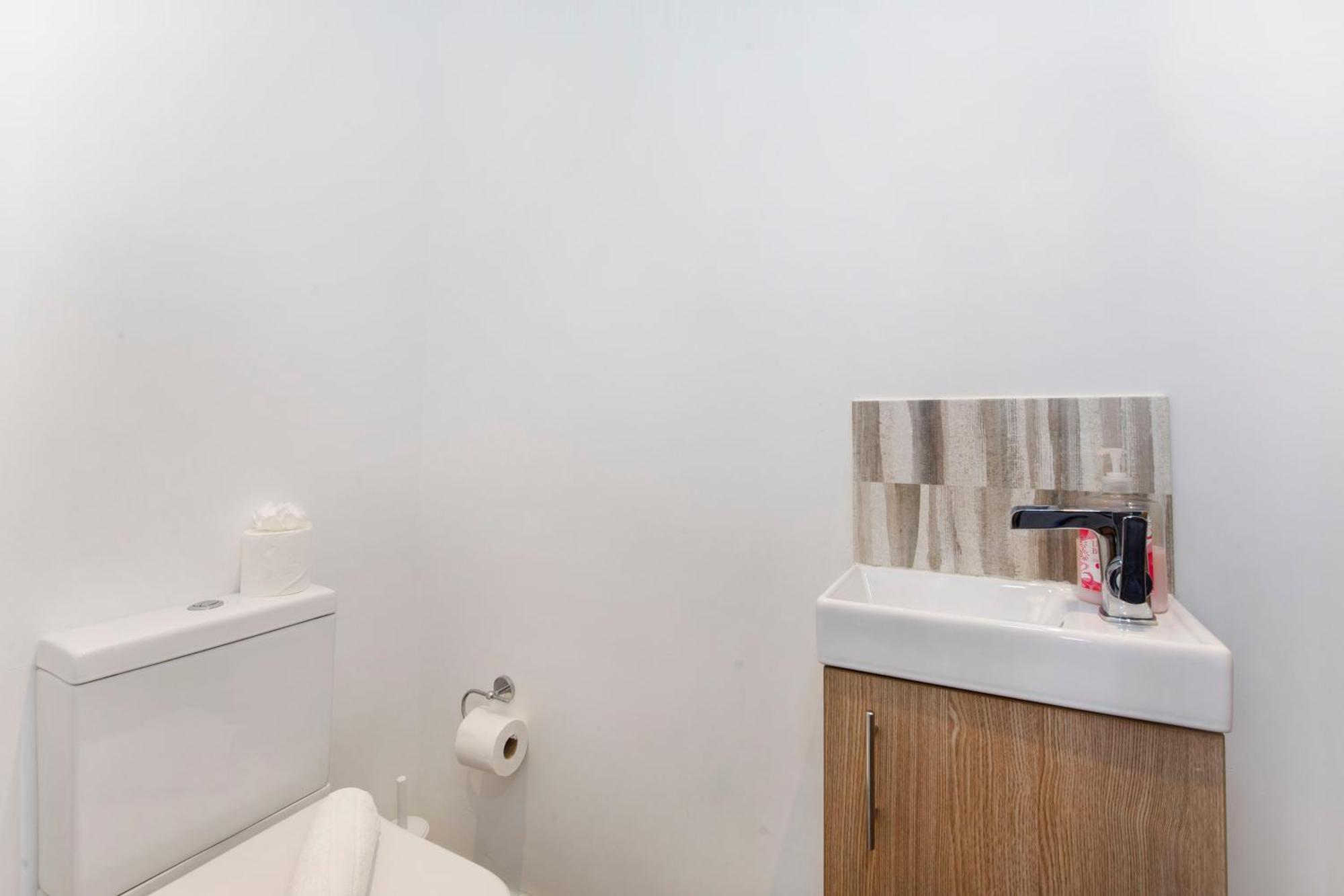 White House Apartments-Free Parking 1 Car Per Apartment York Extérieur photo