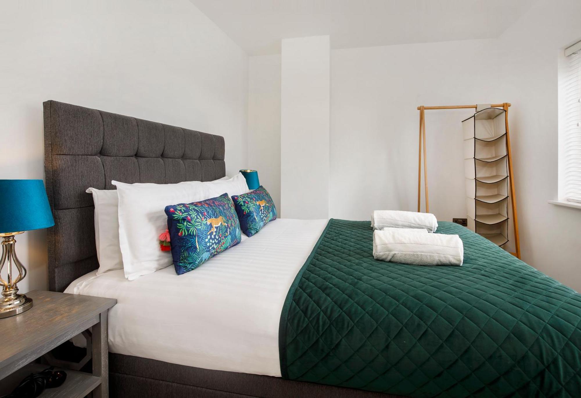 White House Apartments-Free Parking 1 Car Per Apartment York Extérieur photo