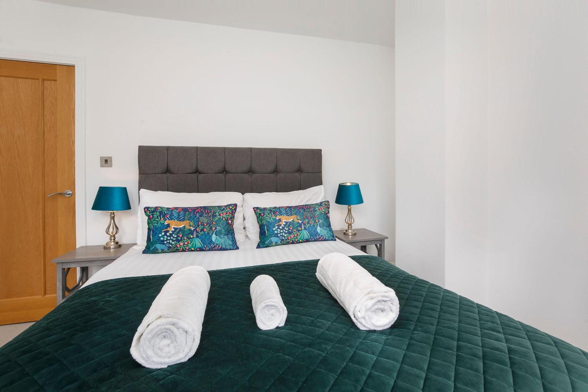 White House Apartments-Free Parking 1 Car Per Apartment York Extérieur photo