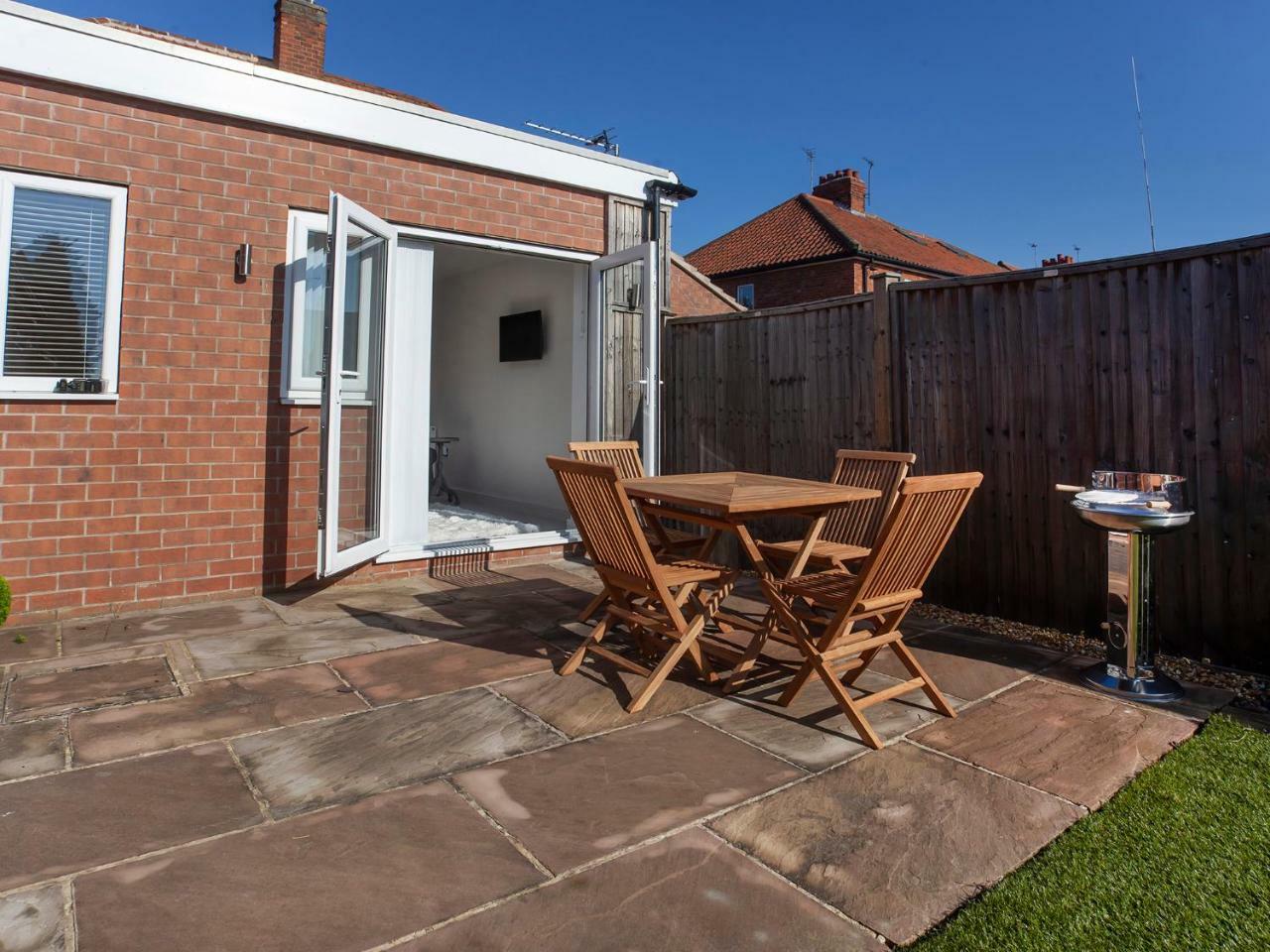 White House Apartments-Free Parking 1 Car Per Apartment York Extérieur photo