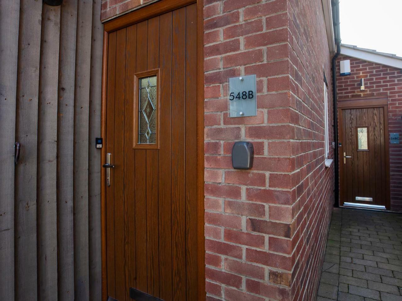 White House Apartments-Free Parking 1 Car Per Apartment York Extérieur photo