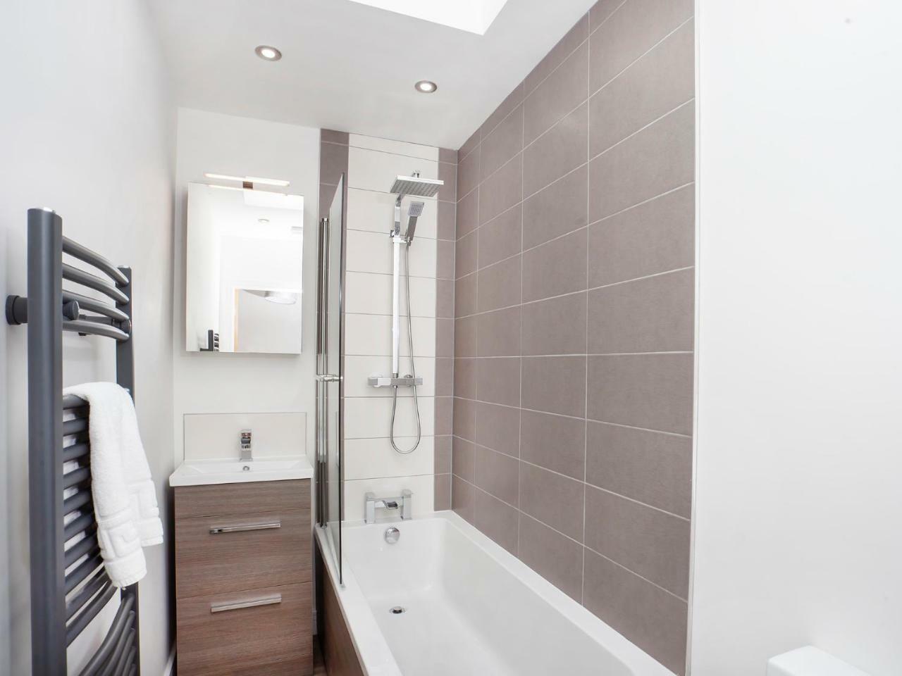 White House Apartments-Free Parking 1 Car Per Apartment York Extérieur photo