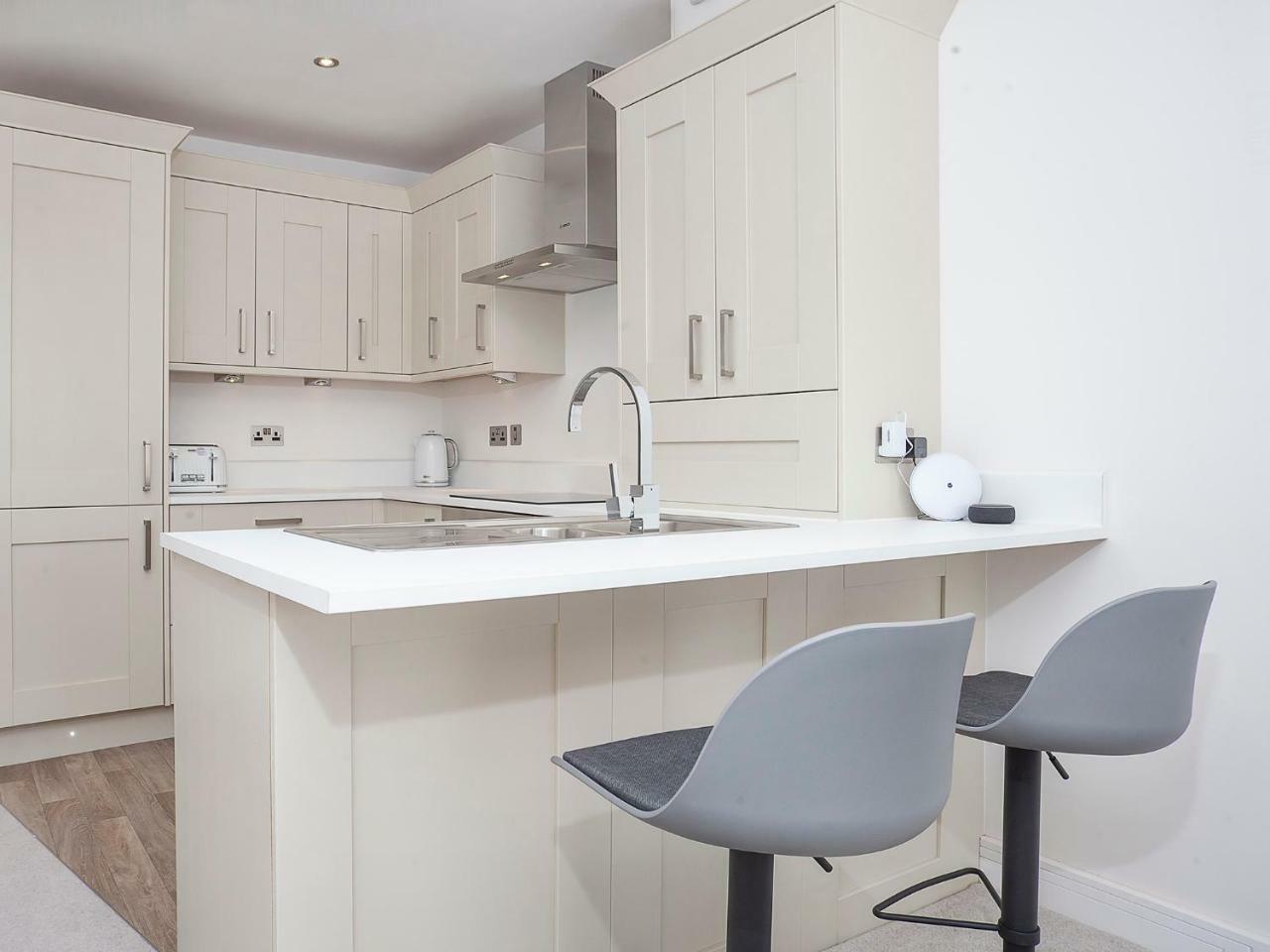 White House Apartments-Free Parking 1 Car Per Apartment York Extérieur photo