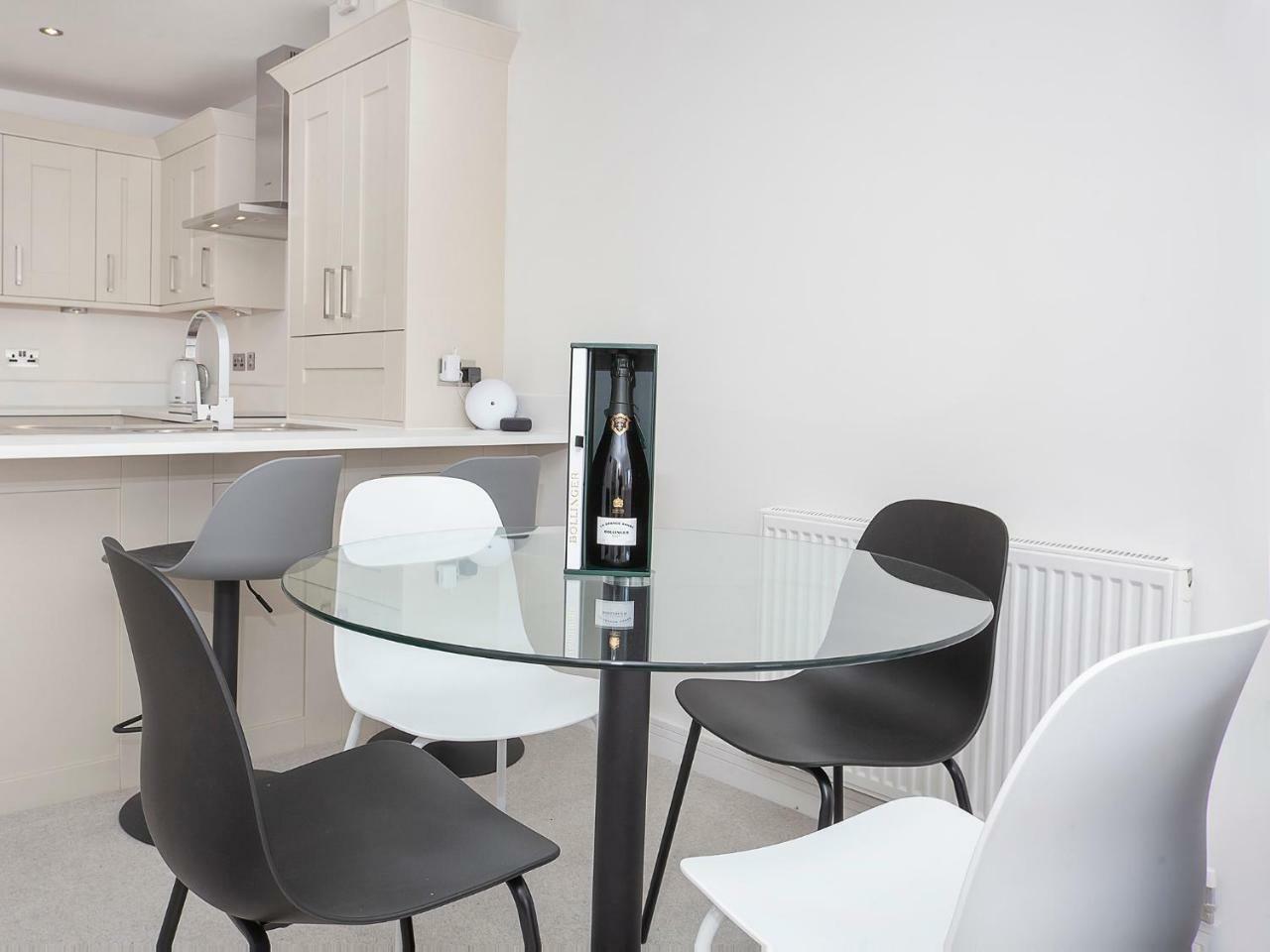 White House Apartments-Free Parking 1 Car Per Apartment York Extérieur photo