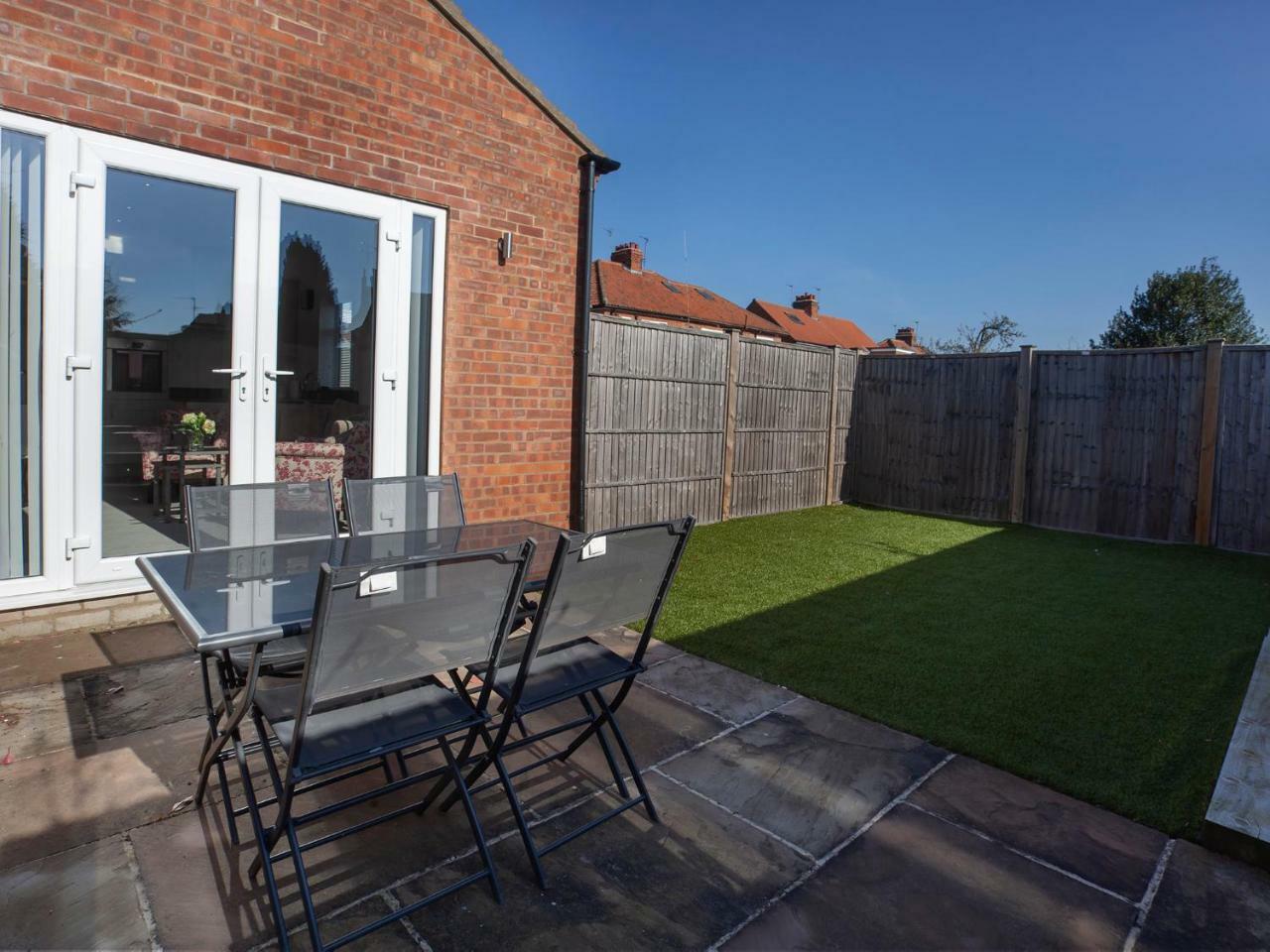 White House Apartments-Free Parking 1 Car Per Apartment York Extérieur photo