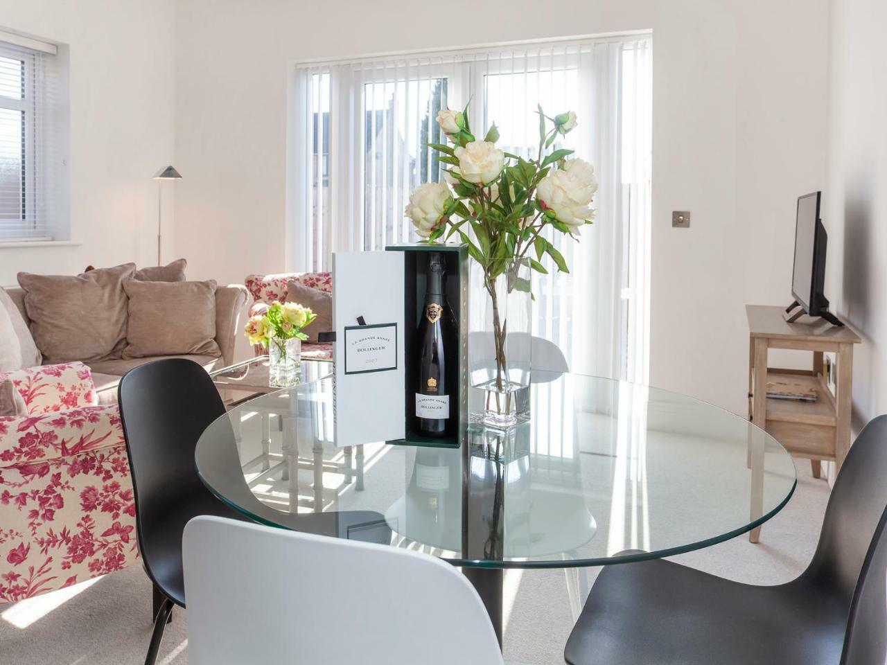 White House Apartments-Free Parking 1 Car Per Apartment York Extérieur photo