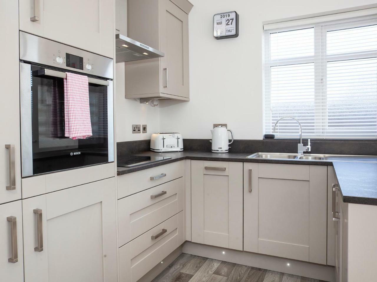 White House Apartments-Free Parking 1 Car Per Apartment York Extérieur photo