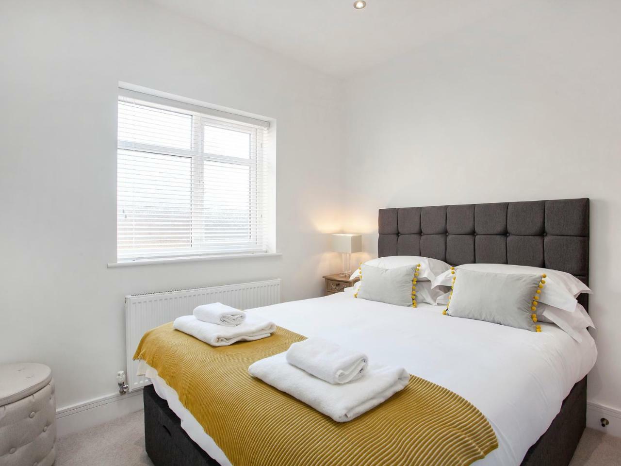 White House Apartments-Free Parking 1 Car Per Apartment York Extérieur photo