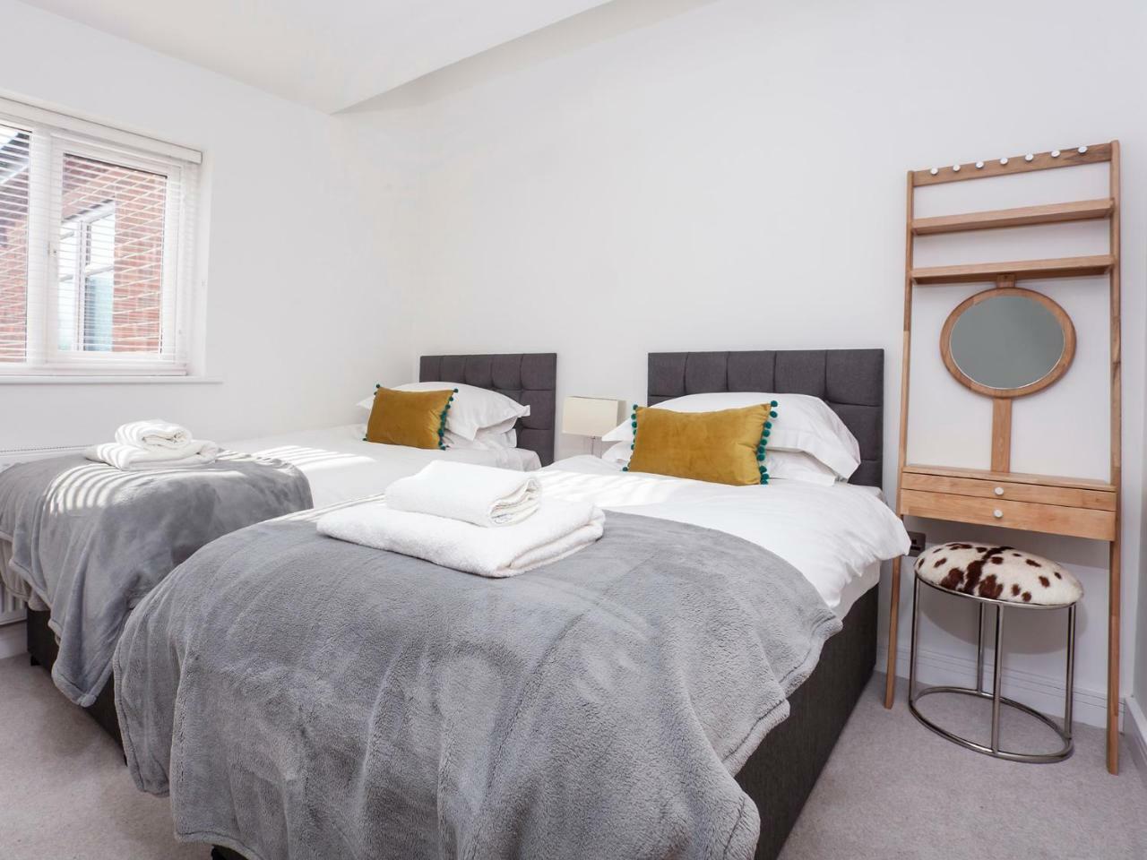 White House Apartments-Free Parking 1 Car Per Apartment York Extérieur photo