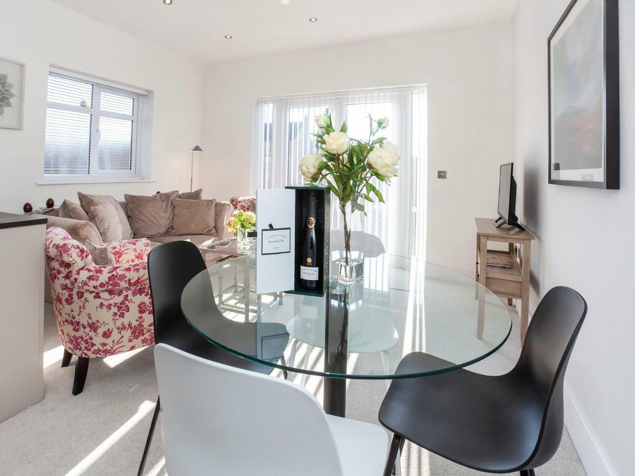 White House Apartments-Free Parking 1 Car Per Apartment York Extérieur photo