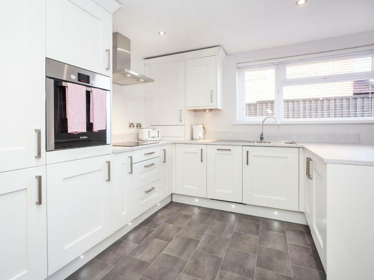 White House Apartments-Free Parking 1 Car Per Apartment York Extérieur photo
