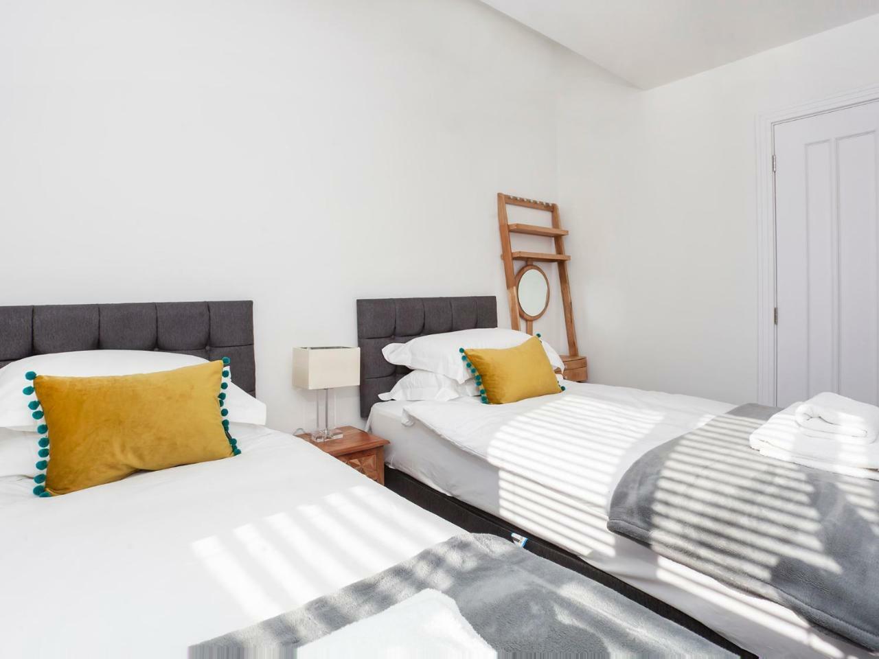 White House Apartments-Free Parking 1 Car Per Apartment York Extérieur photo