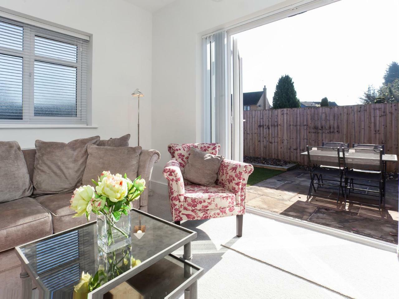 White House Apartments-Free Parking 1 Car Per Apartment York Extérieur photo