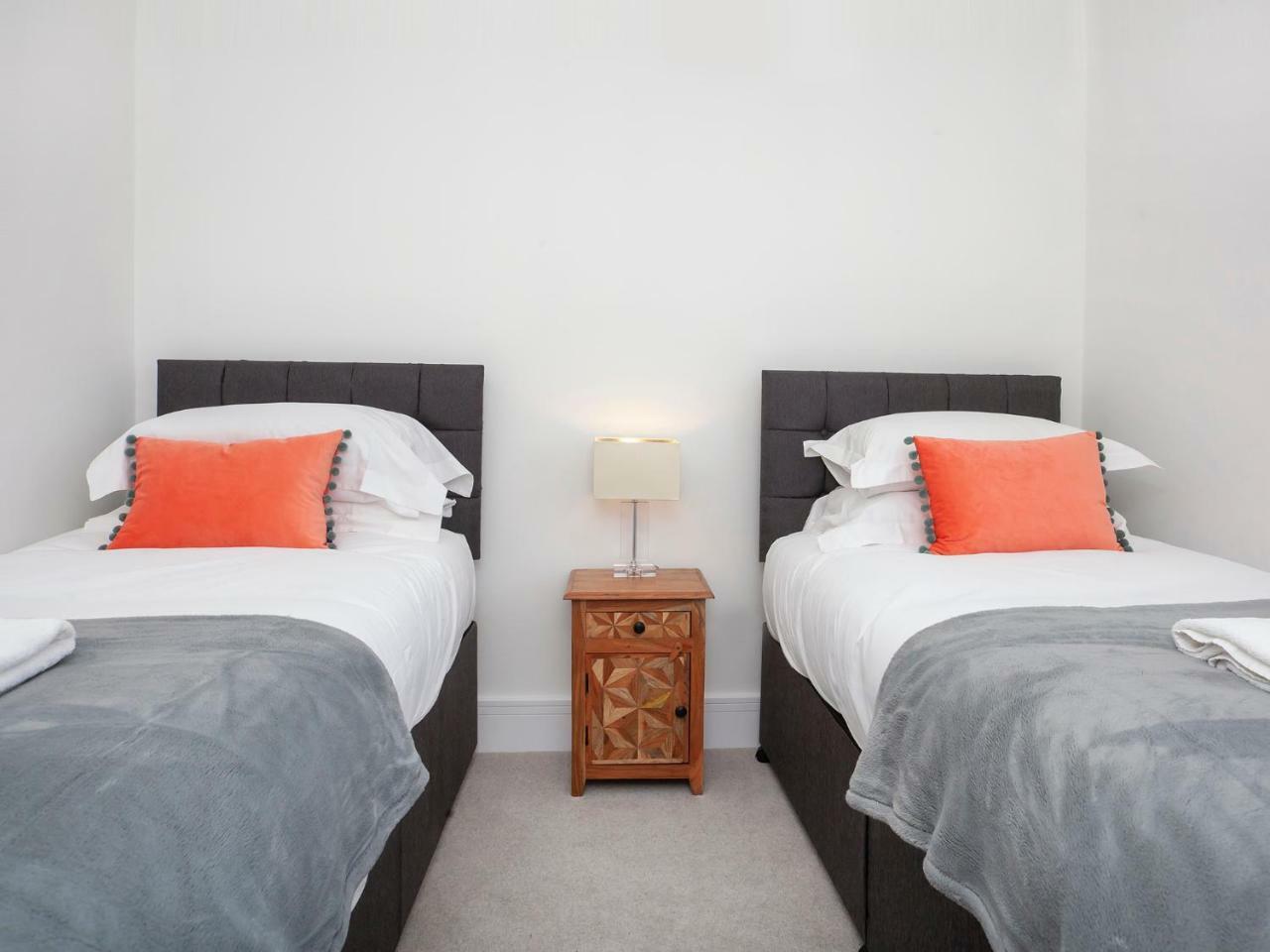 White House Apartments-Free Parking 1 Car Per Apartment York Extérieur photo