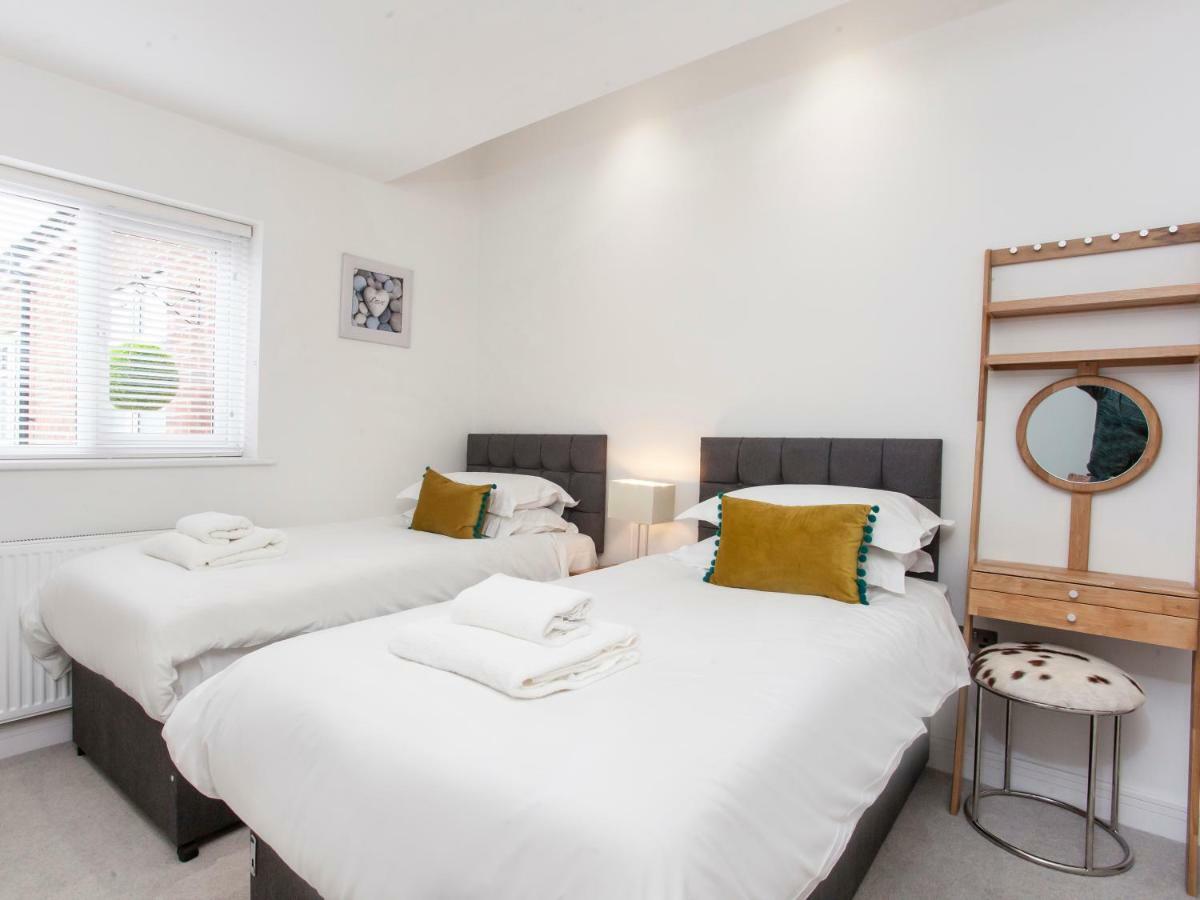 White House Apartments-Free Parking 1 Car Per Apartment York Extérieur photo