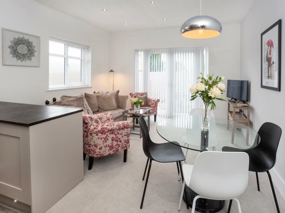 White House Apartments-Free Parking 1 Car Per Apartment York Extérieur photo