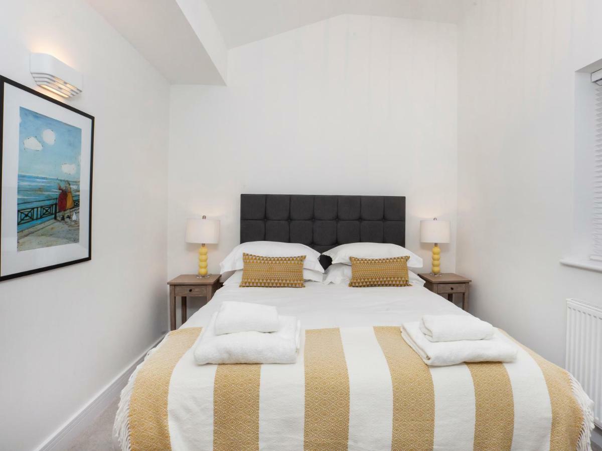 White House Apartments-Free Parking 1 Car Per Apartment York Extérieur photo